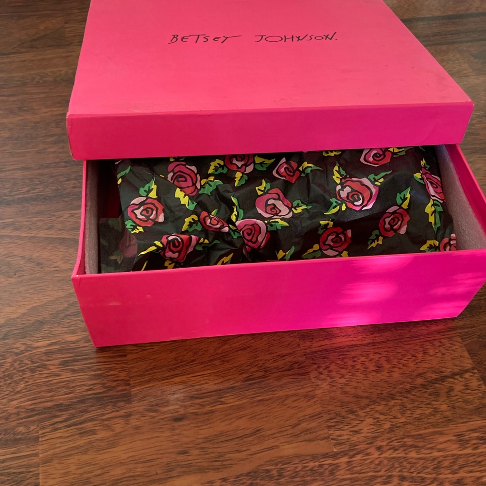 BNIB Betsey Johnson Haylie black floral leather heels size 8 - Picture 7 of 9